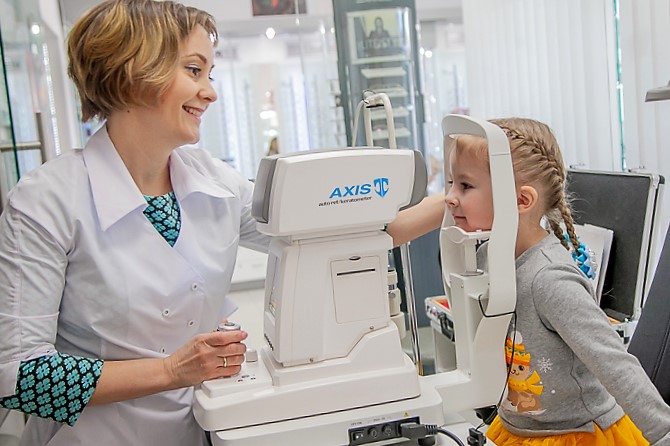 Осмотр у детского офтальмолога - сеть салонов «Арника»